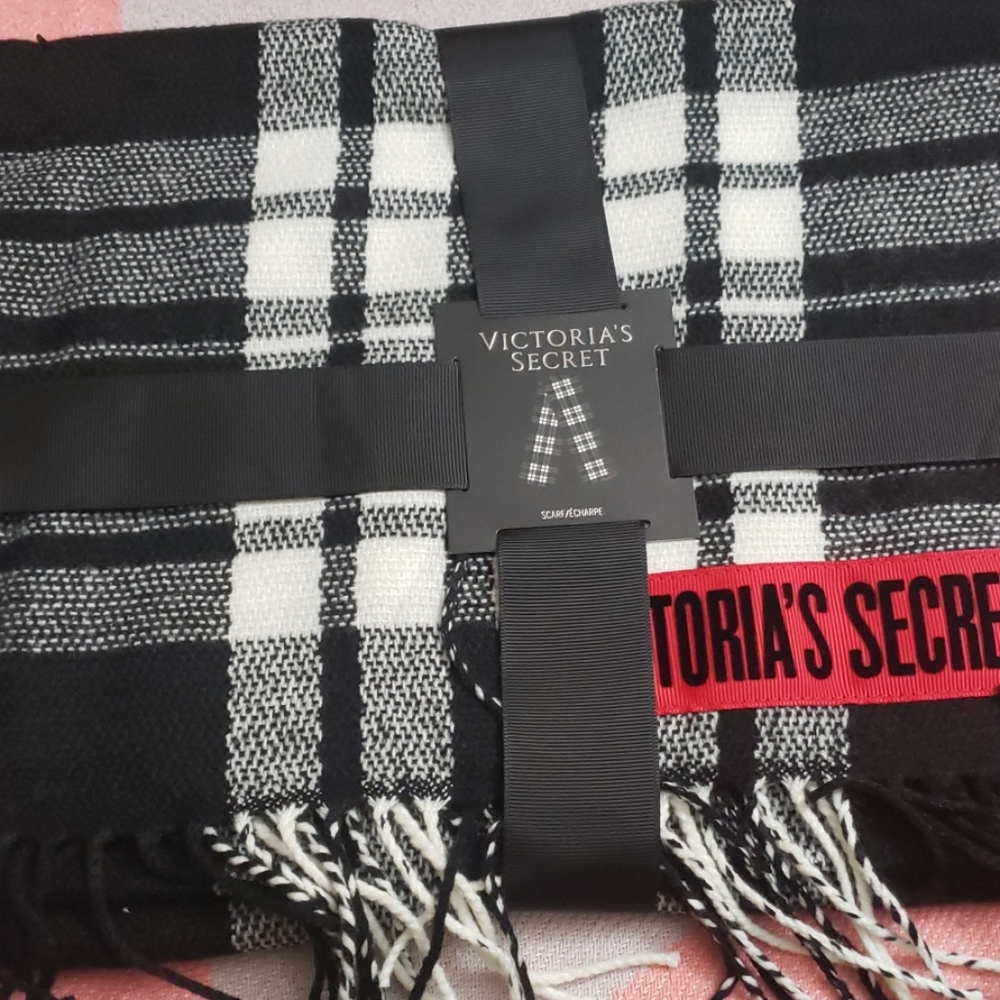 VS scarf black and white